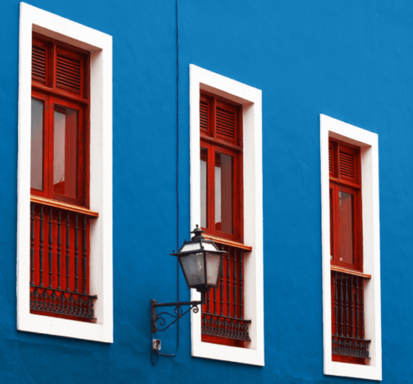 Ejemplo fachada azul vibrante