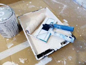 Rodillos y pintura blanca de interior